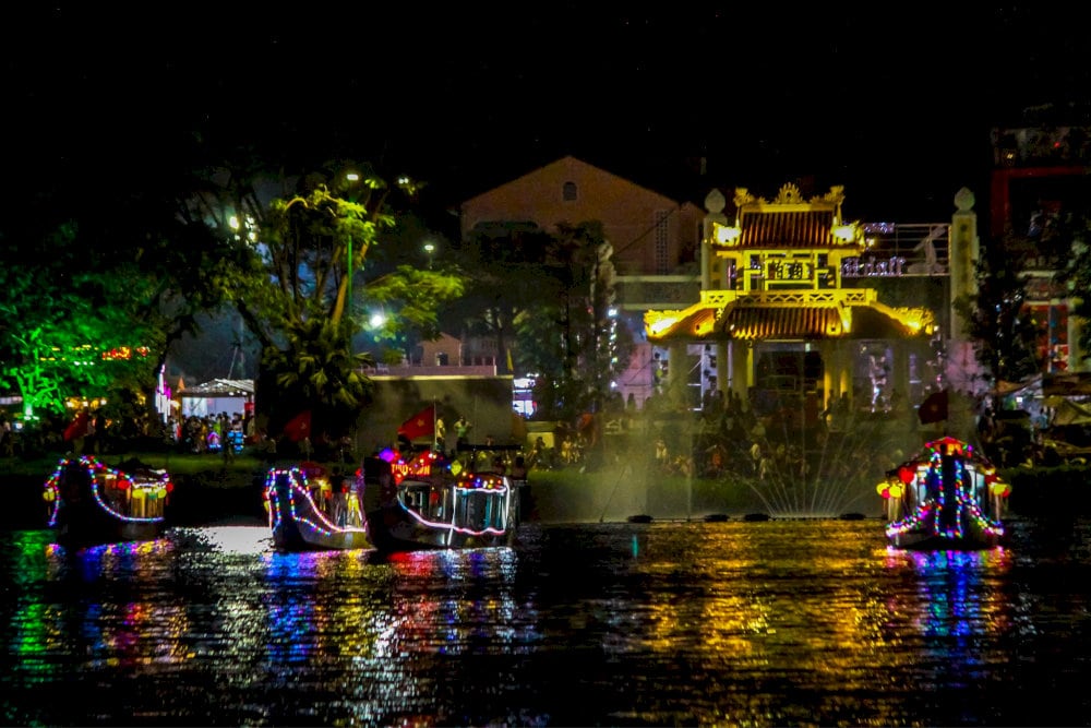 In the evening, you can buy tickets to enjoy a Hue traditional folk music performance on a dragon boat along the Perfume River